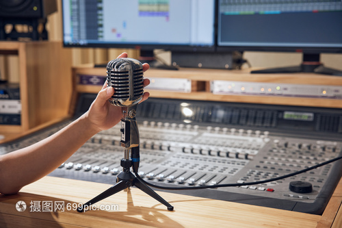 声之匠人 调控室男性调音师手持麦克风的瞬间